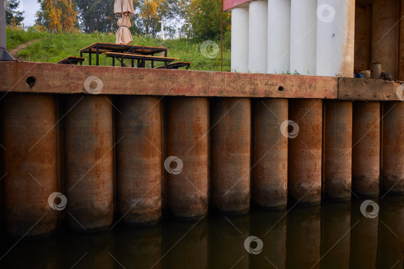 Скачать Photo of pontoon column on quay. Metal фотосток Ozero