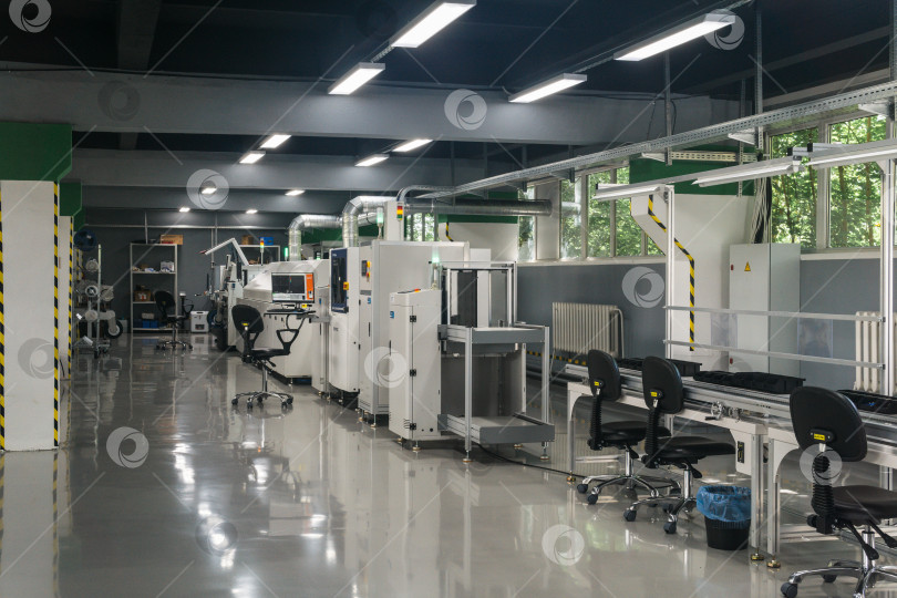 Скачать production line for printed circuit board manufacturing mounted in workshop фотосток Ozero