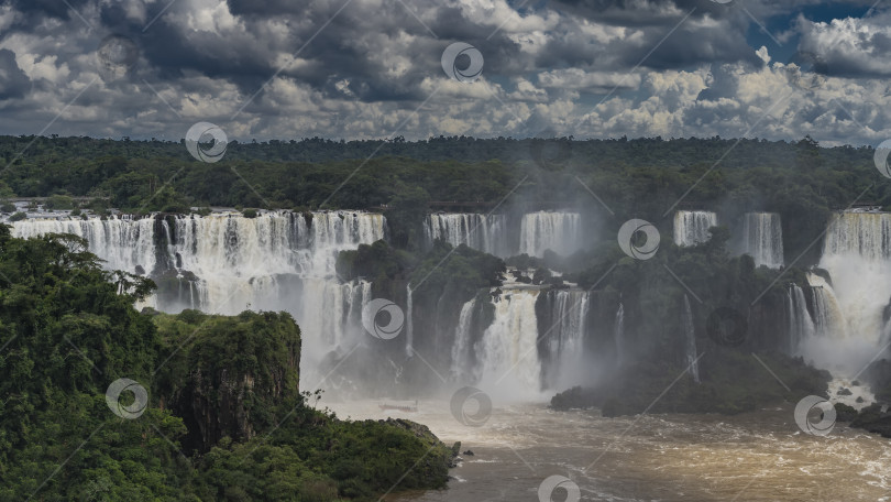 Скачать A beautiful cascade of waterfalls. фотосток Ozero