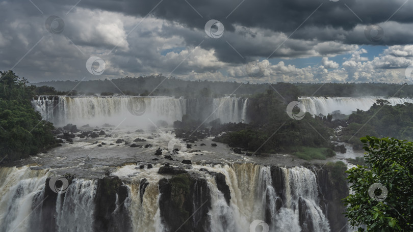 Скачать Cascades of waterfalls collapse from ledges. фотосток Ozero