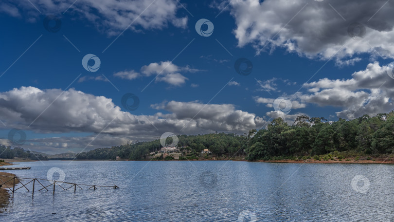 Скачать A calm blue lake. Ripples on the water. фотосток Ozero
