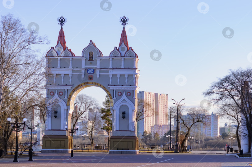 Скачать Arc de Triomphe in late autumn. The inscription is in Russian, the Amur land was and will be Russian. Monument on the border of the Russian Federation with China. фотосток Ozero