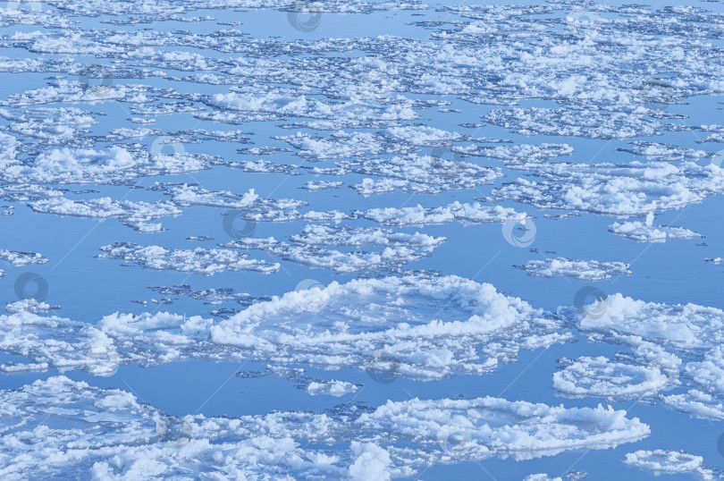 Скачать Texture background of the surface of the river coastal ice close-up. фотосток Ozero