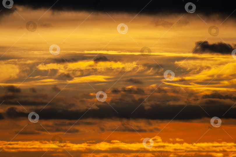 Скачать Dramatic view on a dark orange cloudy sky фотосток Ozero
