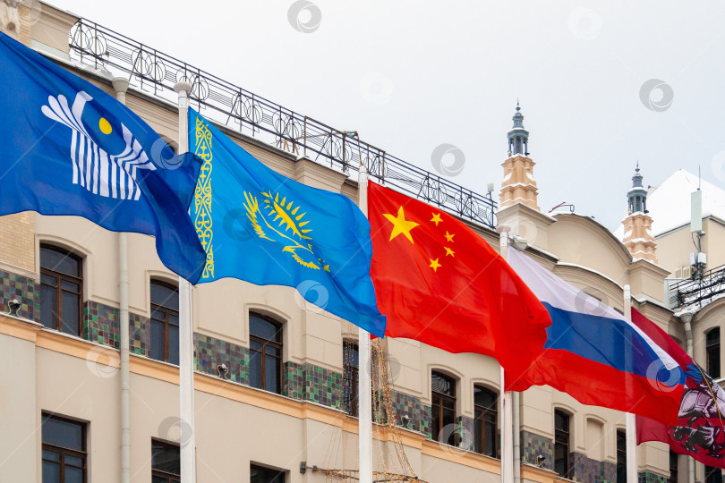 Скачать View of the flags of China, Russia, the Commonwealth of Independent States,  Kazakhstan and coat of arms of Moscow фотосток Ozero