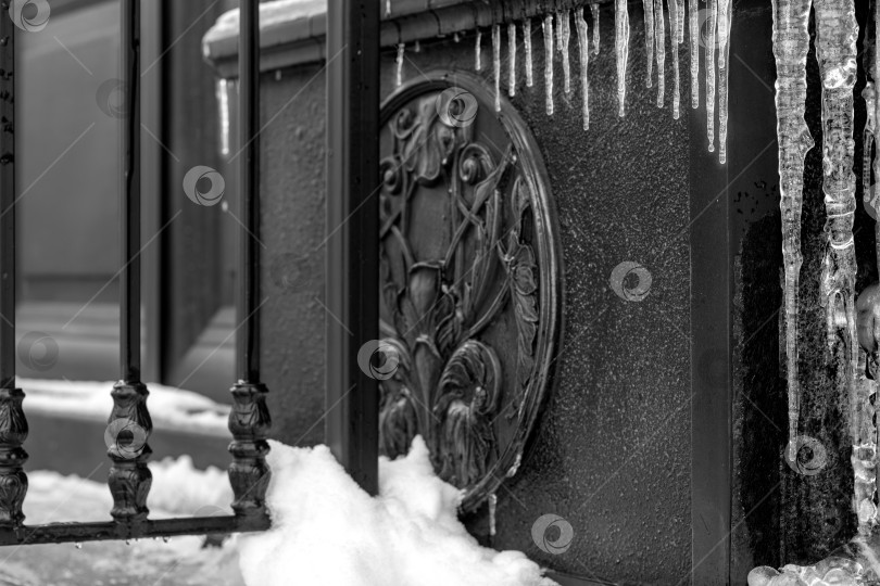 Скачать icicles and snow at vintage cast-iron facade. Minimalism, monochrome фотосток Ozero
