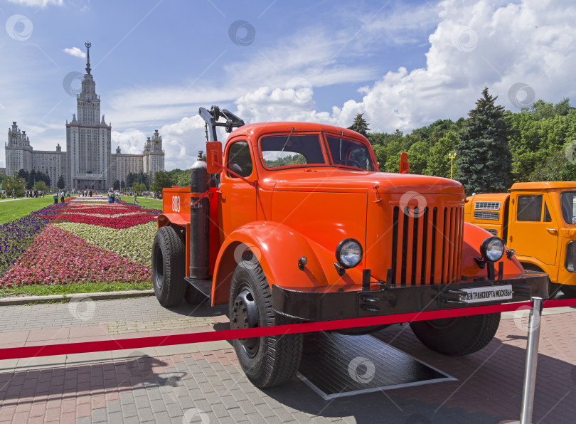 Скачать A tow tractor assembled in a bus-trolley garage from MAZ and ZIL truck units. фотосток Ozero