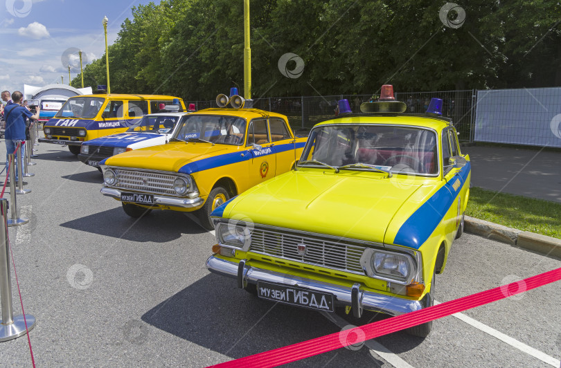 Скачать Old Moskvich cars and minibus RAF-2203  in the color scheme of the traffic police patrol cars. фотосток Ozero