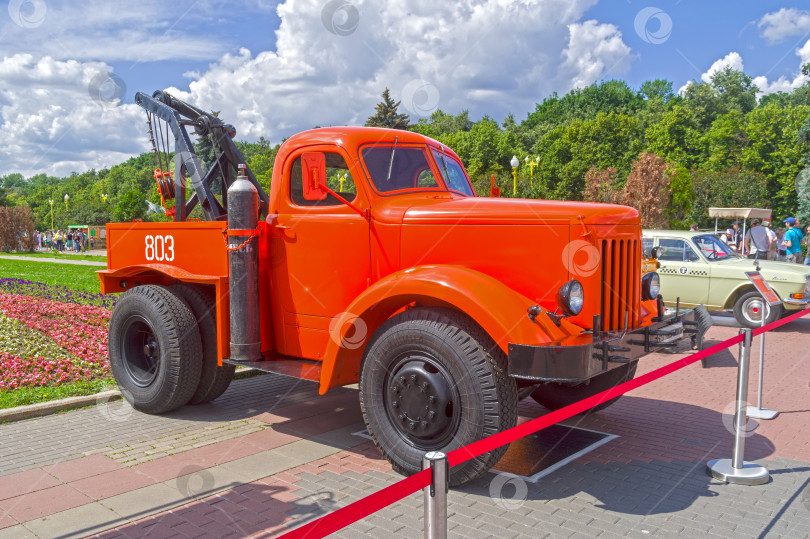 Скачать A tow tractor assembled in a bus-trolley garage from MAZ and ZIL truck units. фотосток Ozero