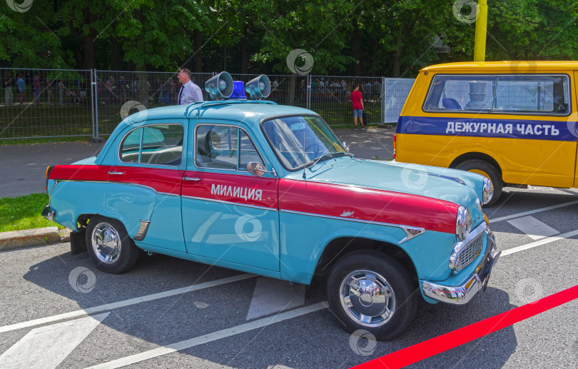 Скачать Old Moskvich-407 car in the color scheme of the police patrol car. фотосток Ozero