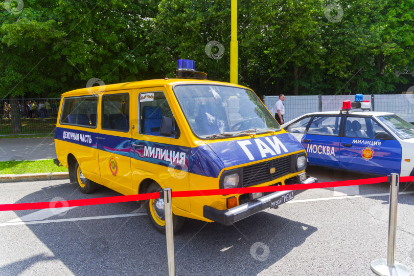 Скачать Minibus RAF-2203 in the color scheme of the traffic police patrol car. фотосток Ozero