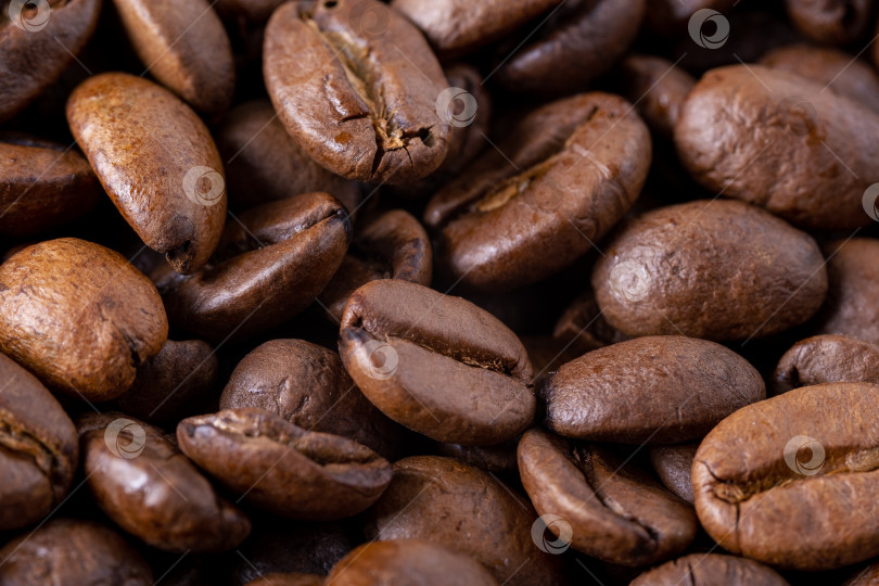 Скачать Крупный план обжаренных кофейных зерен в качестве фона. фотосток Ozero