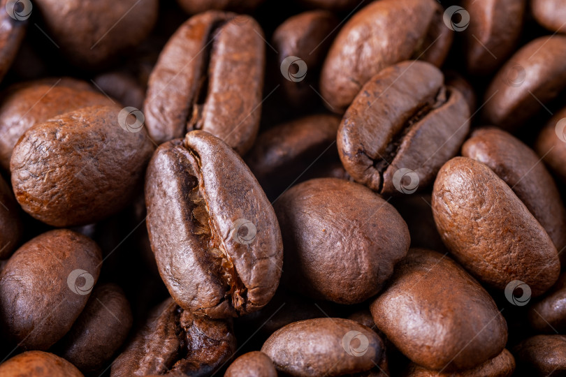 Скачать Крупный план обжаренных кофейных зерен в качестве фона. фотосток Ozero