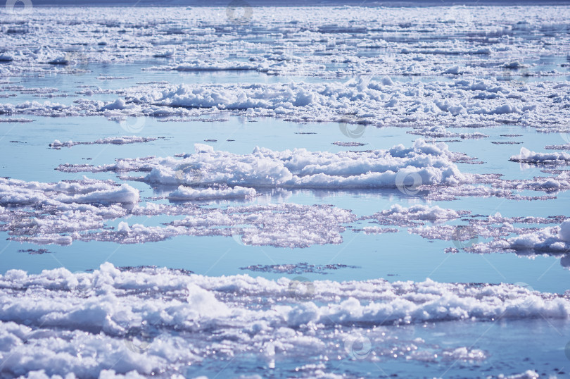 Скачать По реке плывут льдины. Сезонный ледоход. Отражение голубого неба в воде. Естественная текстура. фотосток Ozero