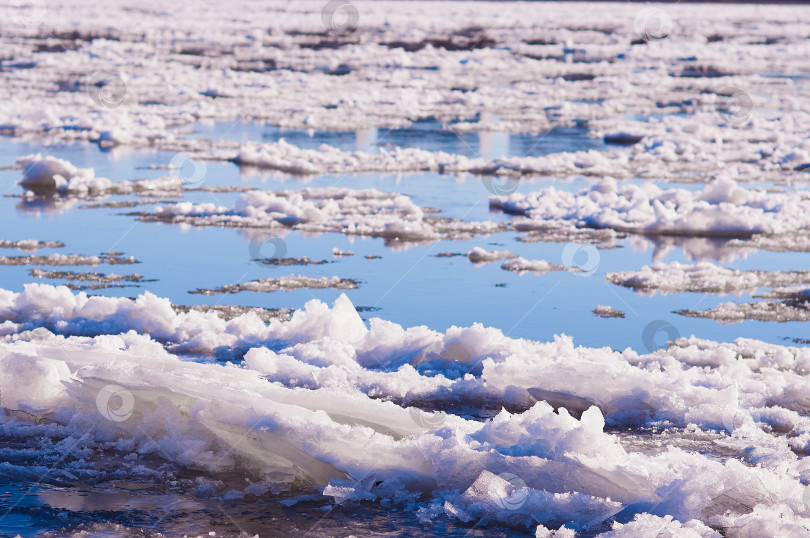 Скачать По реке плывут льдины. Сезонный ледоход. Отражение голубого неба в воде. фотосток Ozero