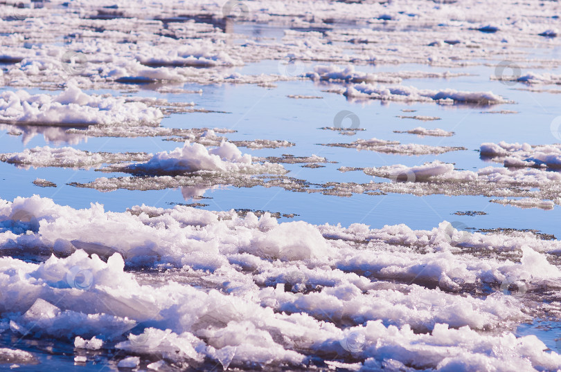 Скачать По реке плывут льдины. Сезонный ледоход. Отражение голубого неба в воде. Естественная текстура. фотосток Ozero