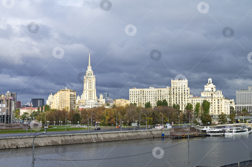 Скачать Горизонт Москвы. Вид с пешеходного моста через Москву-реку. Октябрь, облачно. фотосток Ozero