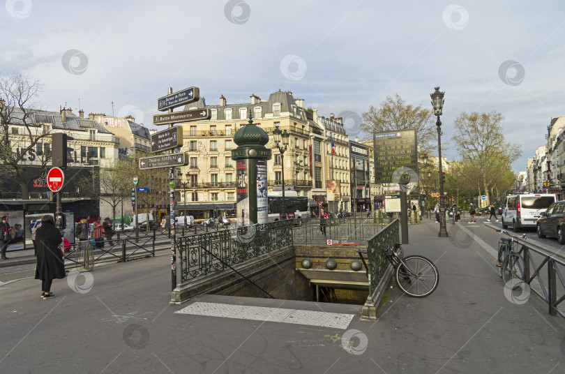 Скачать Станция метро на площади Пигаль. фотосток Ozero