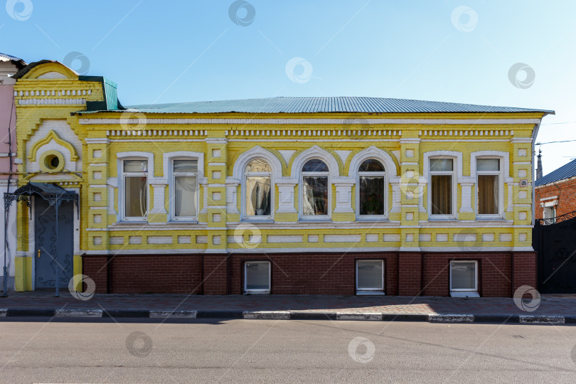 Скачать Елец, Россия - Октябрь 10,2021: Жилой дом 19 века с желтым фасадом фотосток Ozero