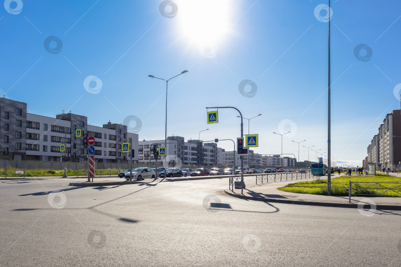 Скачать Городская улица, залитая солнечным светом фотосток Ozero