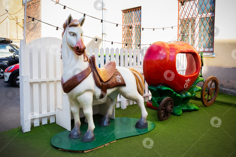 Скачать Скульптура сказочная лошадь с каретой фотосток Ozero