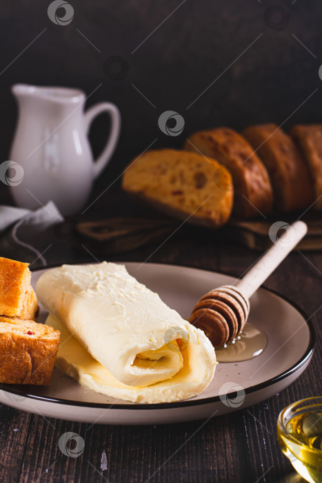 Скачать Турецкий молочный каймак со сливками, медом и хлебом на тарелке для завтрака вертикальный вид фотосток Ozero