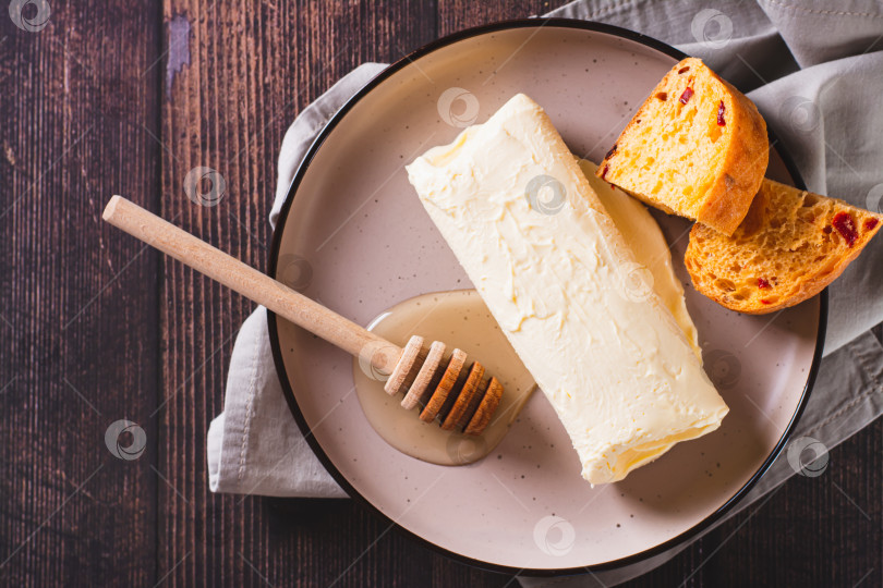 Скачать Крупный план турецкого каймака со сливками, медом и хлебом на тарелке для завтрака вид сверху фотосток Ozero
