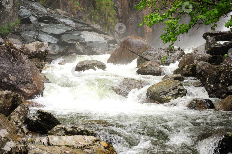 Скачать Огромные камни в русле бурной реки, стремительным потоком стекающей с гор. фотосток Ozero