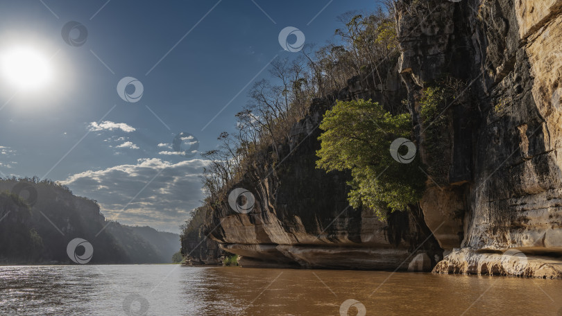 Скачать Красно-оранжевая река течет между крутыми берегами. фотосток Ozero