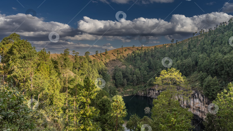 Скачать Красивое озеро в кратере потухшего вулкана фотосток Ozero