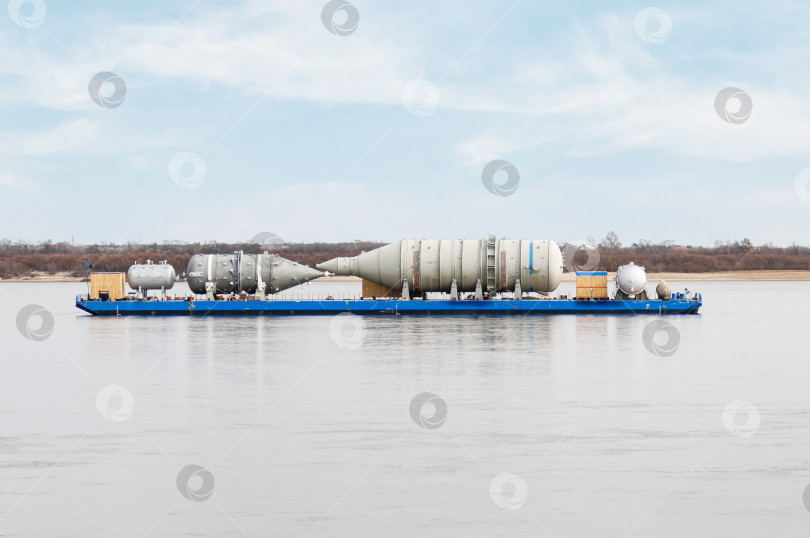 Скачать Транспортировка крупнотоннажного технологического оборудования для переработки газа речной баржей на Амурский газохимический комплекс. фотосток Ozero