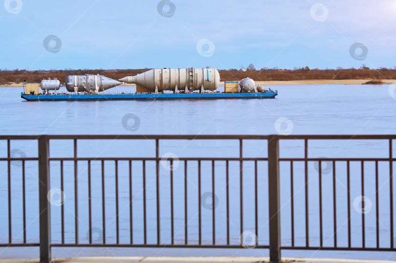 Скачать Транспортировка крупнотоннажного технологического оборудования для газопереработки речным транспортом на Амурский газохимический комплекс. фотосток Ozero