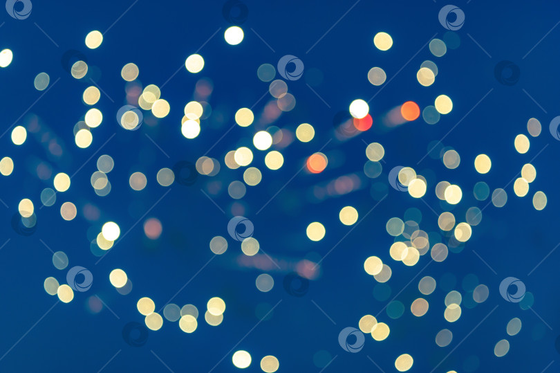 Скачать Фейерверк на размытом фоне в голубом ночном небе. Праздник, новый год, Рождество. фотосток Ozero