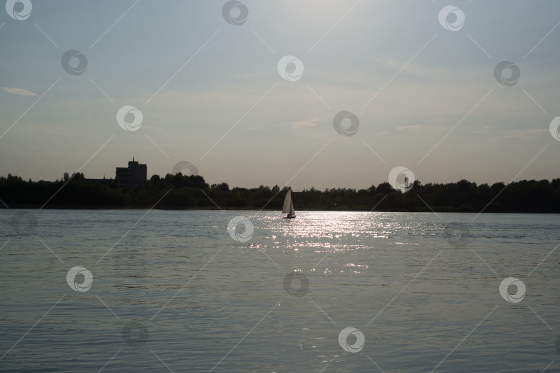 Скачать Парусник на реке фотосток Ozero