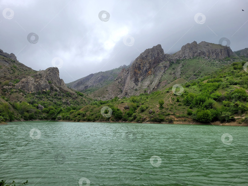 Скачать Озеро в Крымских горах. Горное озеро фотосток Ozero