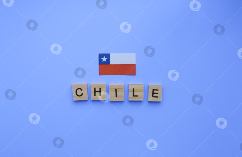 Скачать 18 сентября, День независимости Чили, флаг Чили, минималистичный баннер с надписью деревянными буквами фотосток Ozero