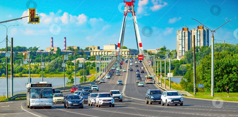 Скачать Череповец, Россия, 5 августа 2022 года Шоссе в городе с быстро движущимися автомобилями, транспортные потоки, автострада в жаркий летний день. Движение свободное, остановитесь на светофоре на мосту. фотосток Ozero