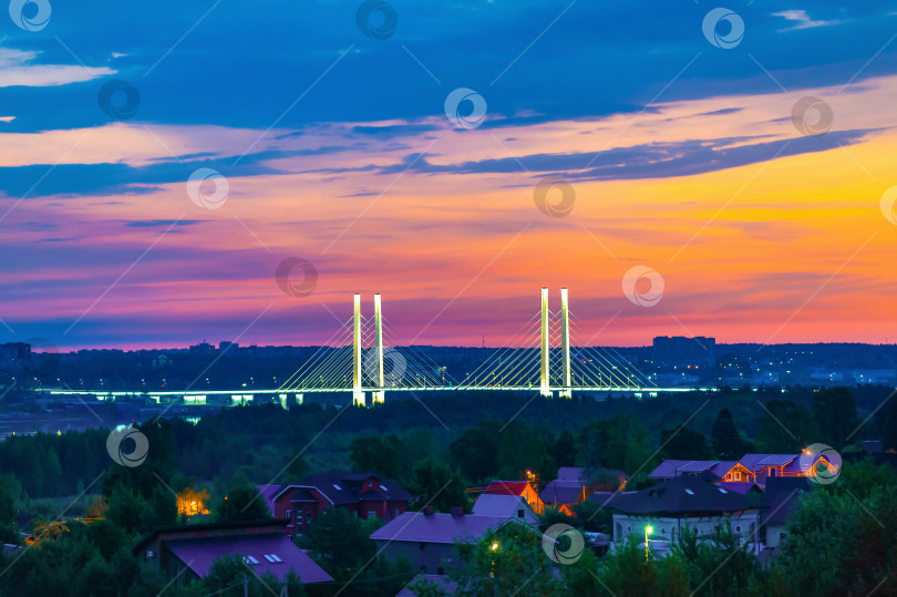 Скачать Ночной вид на силуэт освещенного Архангельского моста в выборочном фокусе, Череповец. фотосток Ozero