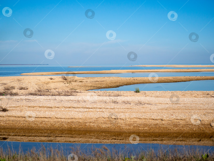 Скачать Прекрасный песчаный пляж на берегу моря с голубой водой. Чудесные бухты Европы. фотосток Ozero