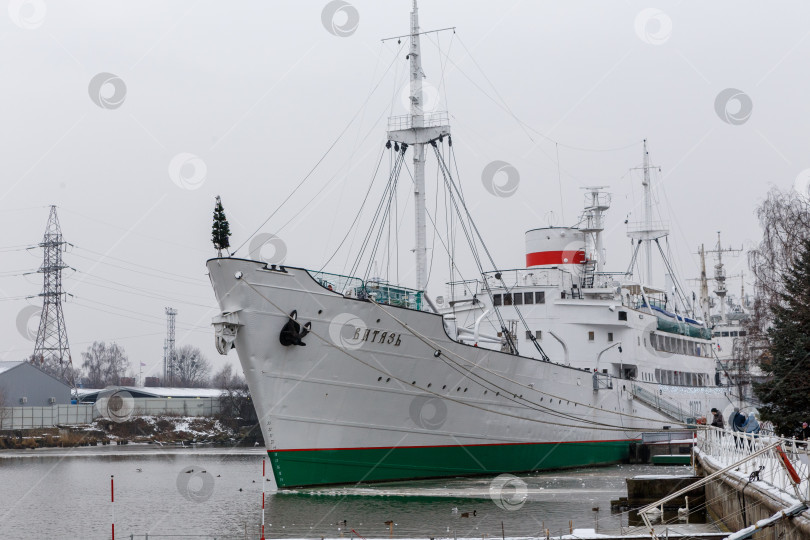 Скачать Калининград, Россия - Декабрь 12,2021: Научно-исследовательское судно "Витязь" фотосток Ozero