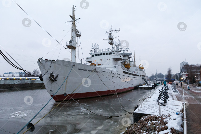 Скачать Калининград, Россия - Декабрь 12,2021: Корабль "Космонавт Виктор Иванович Пацаев" фотосток Ozero