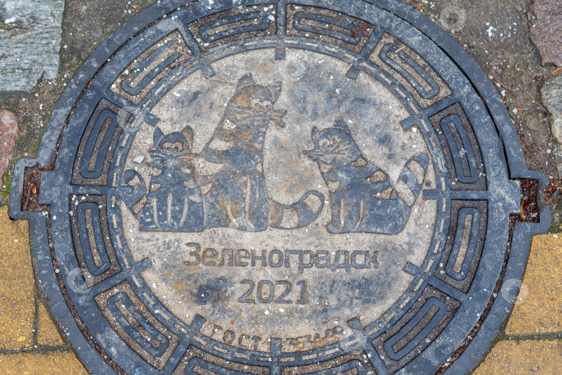 Скачать Зеленоградск, Россия - Декабрь 11,2021: Крышка канализационного люка фотосток Ozero