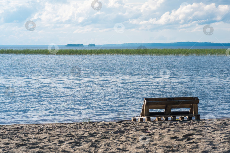 Скачать скамейка из старых поддонов на песчаном берегу огромного озера фотосток Ozero
