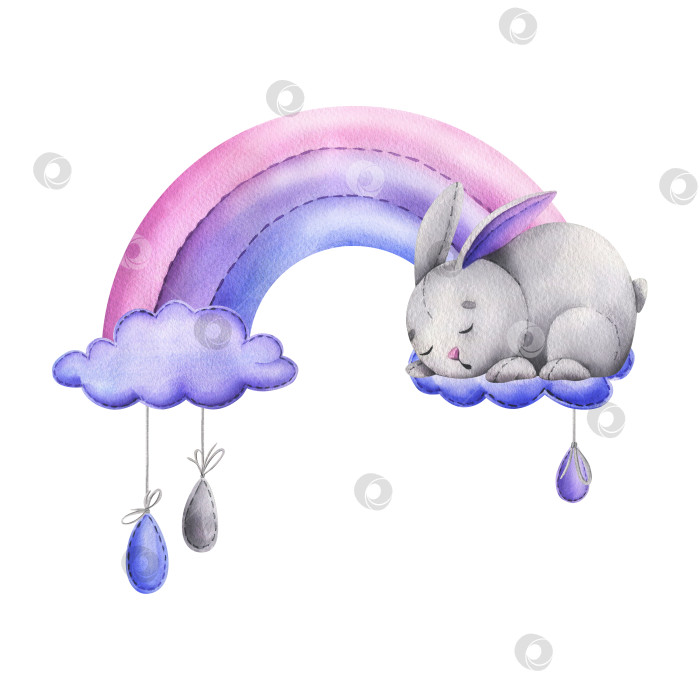 Скачать Милый кролик, сшитый из ткани нитяными стежками, спит на радуге с облаками и свисающими каплями дождя. Акварельная иллюстрация, нарисованная от руки. Изолированная композиция на белом фоне. фотосток Ozero