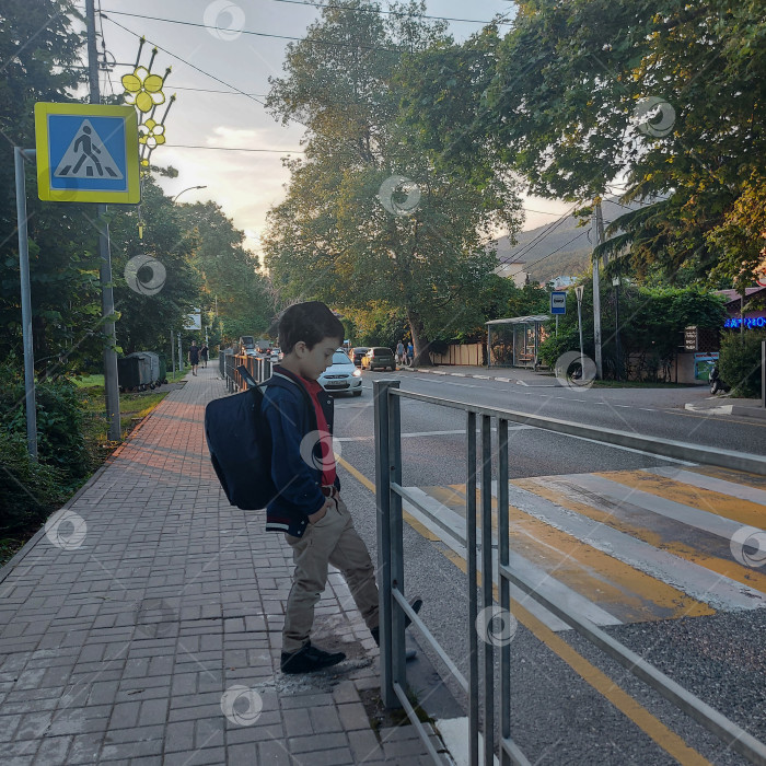 Скачать Изображение ребенка, переходящего дорогу на пешеходном переходе фотосток Ozero