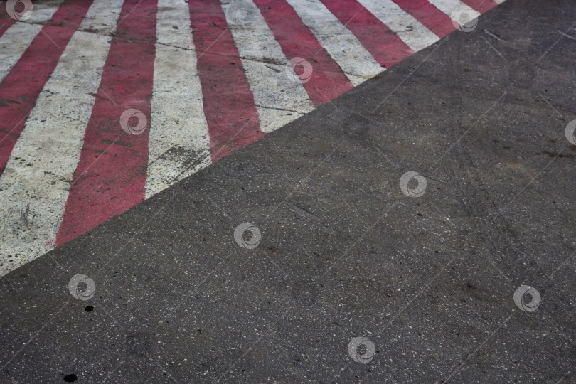 Скачать Фотография серого асфальта и бело-красной пешеходной зоны. фотосток Ozero