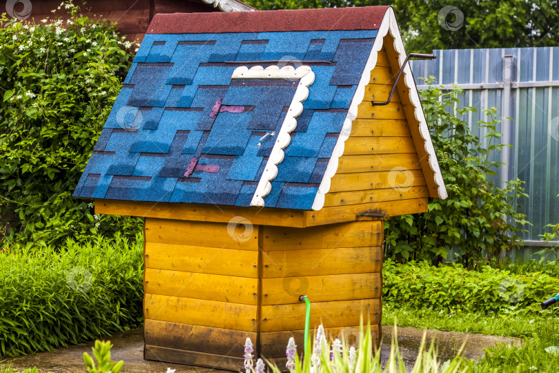 Скачать Красивый деревенский колодец с голубой крышей. фотосток Ozero