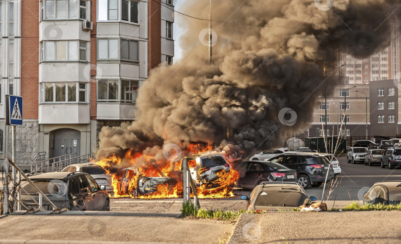 Скачать Горят машины во дворе фотосток Ozero