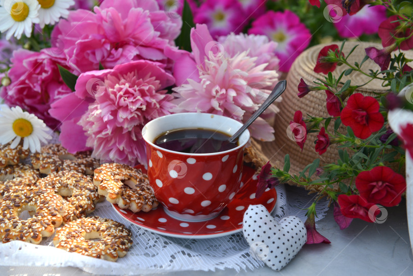 Скачать Beautiful still life with peony flowers, vintage cup and cookies on the table. Romantic greeting card for birthday, Valentines, Mothers Day concept. Summer background with vintage objects фотосток Ozero