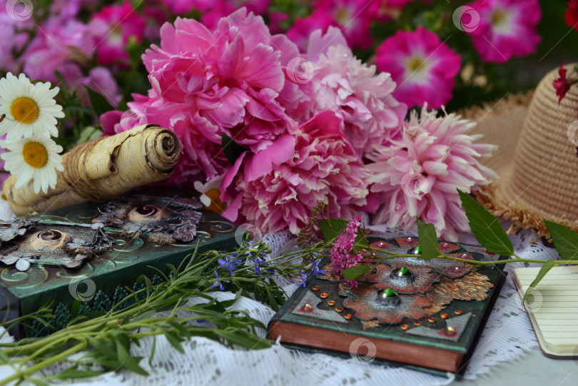 Скачать on the table in the garden. Romantic greeting card for birthday, Valentines, Mothers Day concept. Summer background with vintage objects фотосток Ozero